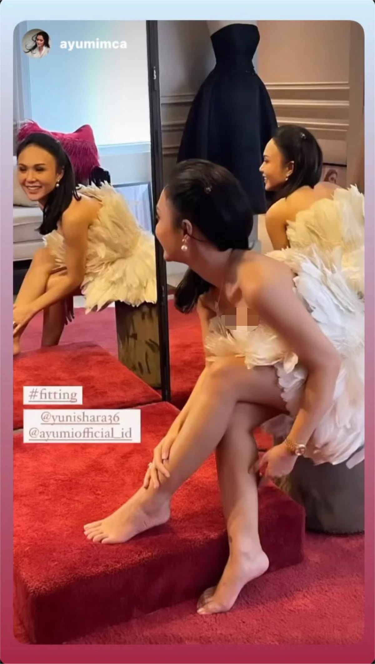 Potret Yuni Shara Pakai Gaun Mini dari Bulu Angsa