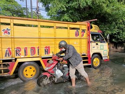 Nekat Terjang Genangan di Jalan Kamal Raya Jakbar, Puluhan Motor Mogok