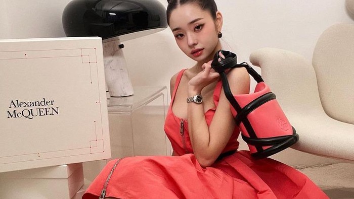 Di Luar Kontroversi Barang KW, Intip Gaya Song Jia 