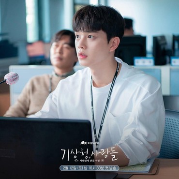 Jadi Pegawai Kantoran, Song Kang Bikin Karyawan Wanita Rela Batal Resign