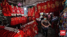 FOTO: Pernak-pernik Imlek dan Keriuhan di Petak Sembilan