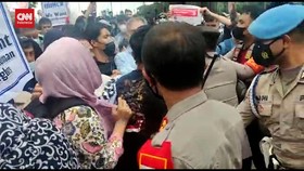 VIDEO: Adu Dorong Pengungsi Afghanistan dengan Aparat di Monas