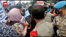 VIDEO: Adu Dorong Pengungsi Afghanistan dengan Aparat di Monas