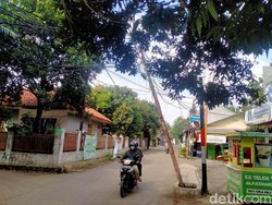 Dear Pak Wali, Tiang Miring di Jl Curug Agung Depok Ganggu Lalu Lintas