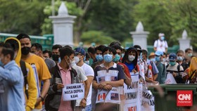 Polisi Angkut Massa Pengungsi Afghanistan dari Jakarta ke Tangsel