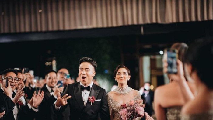 Sah Jadi Istri Vidi Aldiano, Simak Detail Gaun Malam Sheila Dara Aisha yang Berkilau Sah Jadi Istri Vidi Aldiano, Simak Detail Gaun Malam Sheila Dara Aisha yang Berkilau