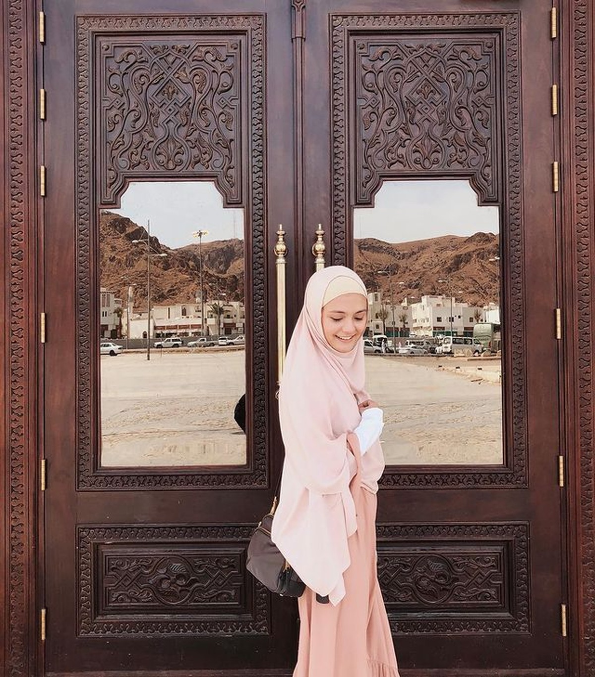 Amanda Rawles memerankan seorang wanita berhijab di film terbarunya yang jadi sorotan&period; Yuk kita intip gaya hijabnya&excl;