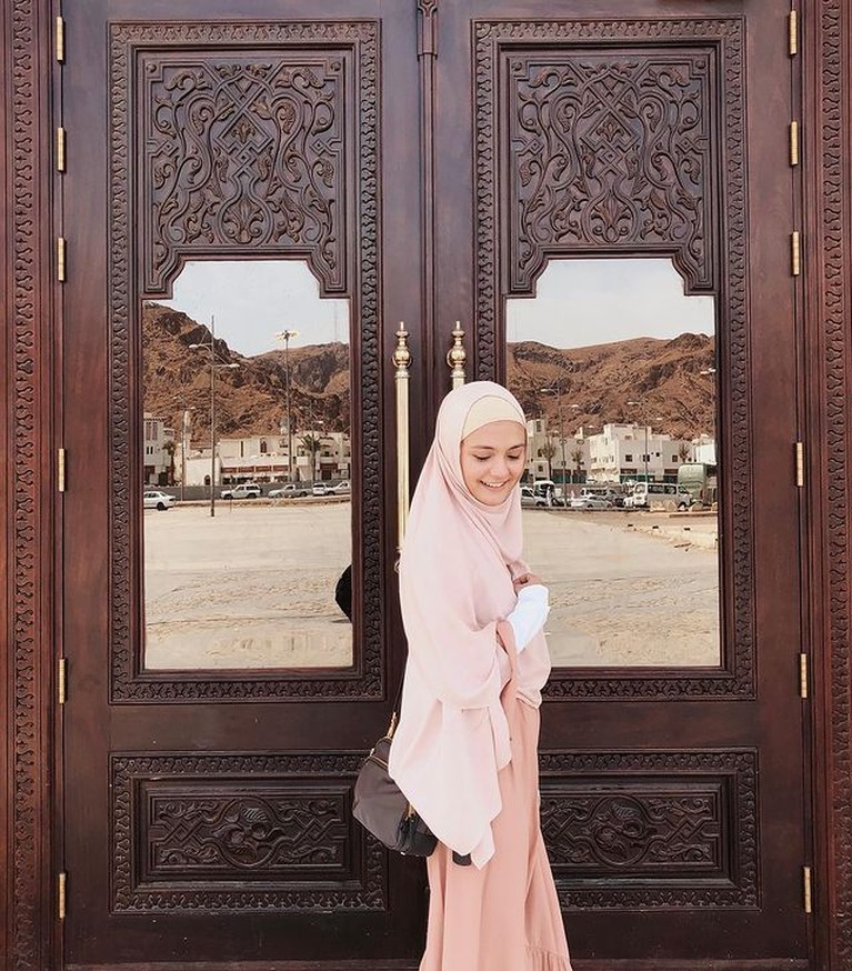 Amanda Rawles memerankan seorang wanita berhijab di film terbarunya yang jadi sorotan. Yuk kita intip gaya hijabnya!