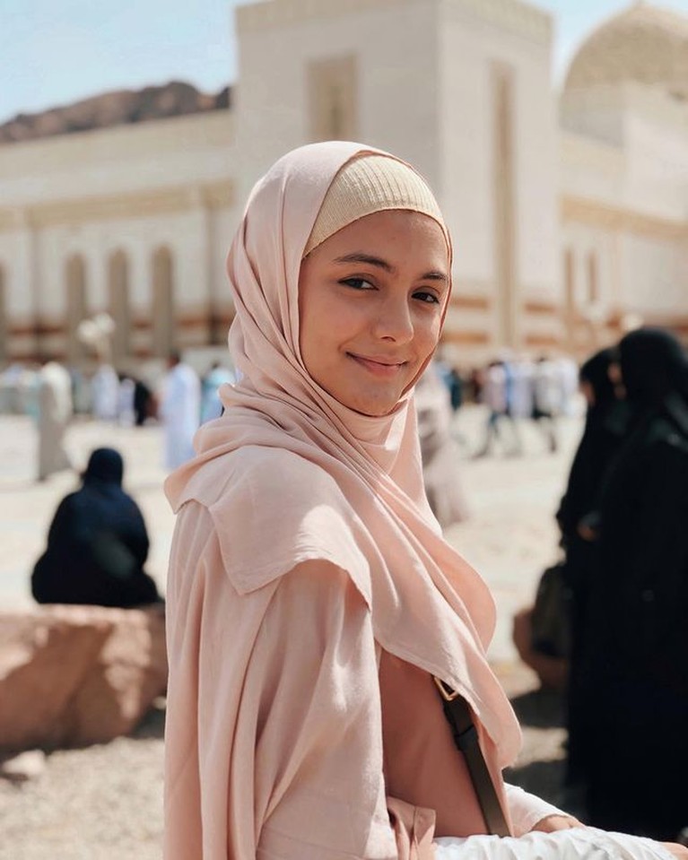 Amanda Rawles memerankan seorang wanita berhijab di film terbarunya yang jadi sorotan. Yuk kita intip gaya hijabnya!