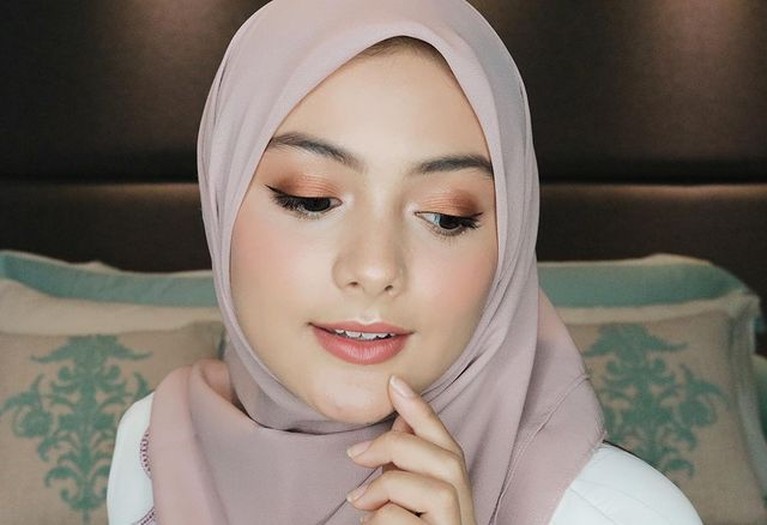 7 Gaya Hijab Amanda Rawles Amanda Rawles memerankan seorang wanita berhijab di film terbarunya yang jadi sorotan. Yuk kita intip gaya hijabnya!