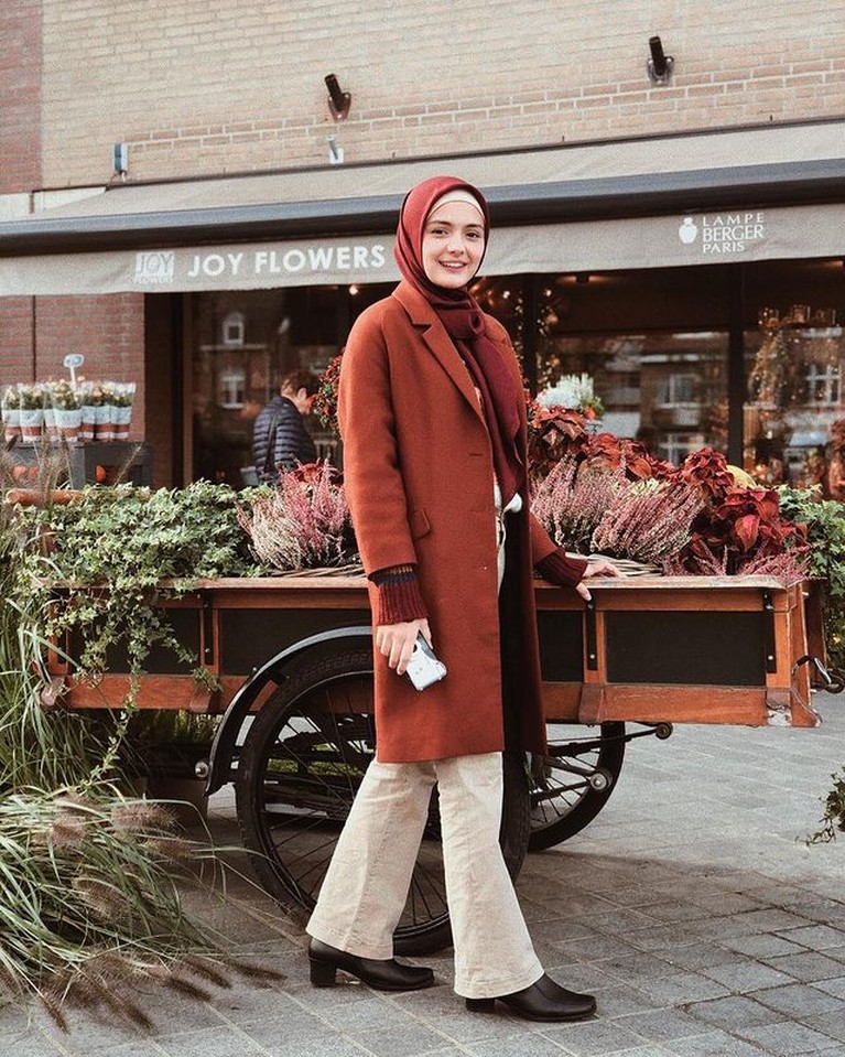 7 Gaya Hijab Amanda Rawles Amanda Rawles memerankan seorang wanita berhijab di film terbarunya yang jadi sorotan. Yuk kita intip gaya hijabnya!