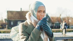 img-title 7 Gaya Hijab Amanda Rawles di Film Merindu Cahaya De Amstel Jadi Sorotan