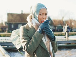 7 Gaya Hijab Amanda Rawles di Film Merindu Cahaya De Amstel Jadi Sorotan