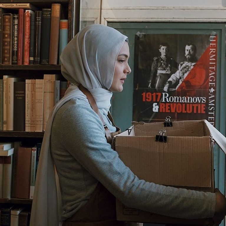 7 Gaya Hijab Amanda Rawles Amanda Rawles memerankan seorang wanita berhijab di film terbarunya yang jadi sorotan. Yuk kita intip gaya hijabnya!