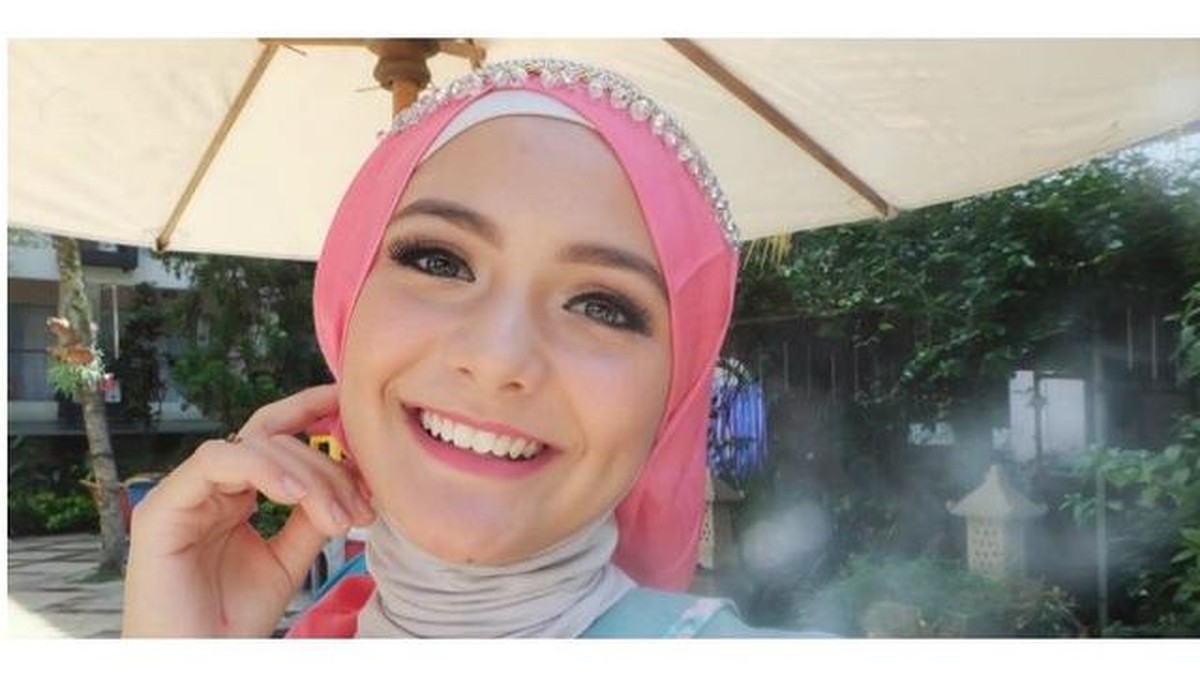 Amanda Rawles memerankan seorang wanita berhijab di film terbarunya yang jadi sorotan&period; Yuk kita intip gaya hijabnya&excl;