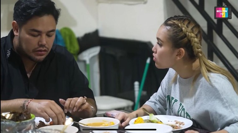 Ivan Gunawan datangi rumah Ayu Ting Ting makan bareng Ayah Rojak dan Umi Kalsum dipanggil calon mantu. Yuk intip momennya!