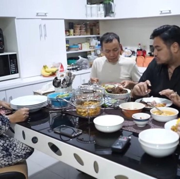 8 Momen Ivan Gunawan Makan Bareng Keluarga Ayu Ting Ting