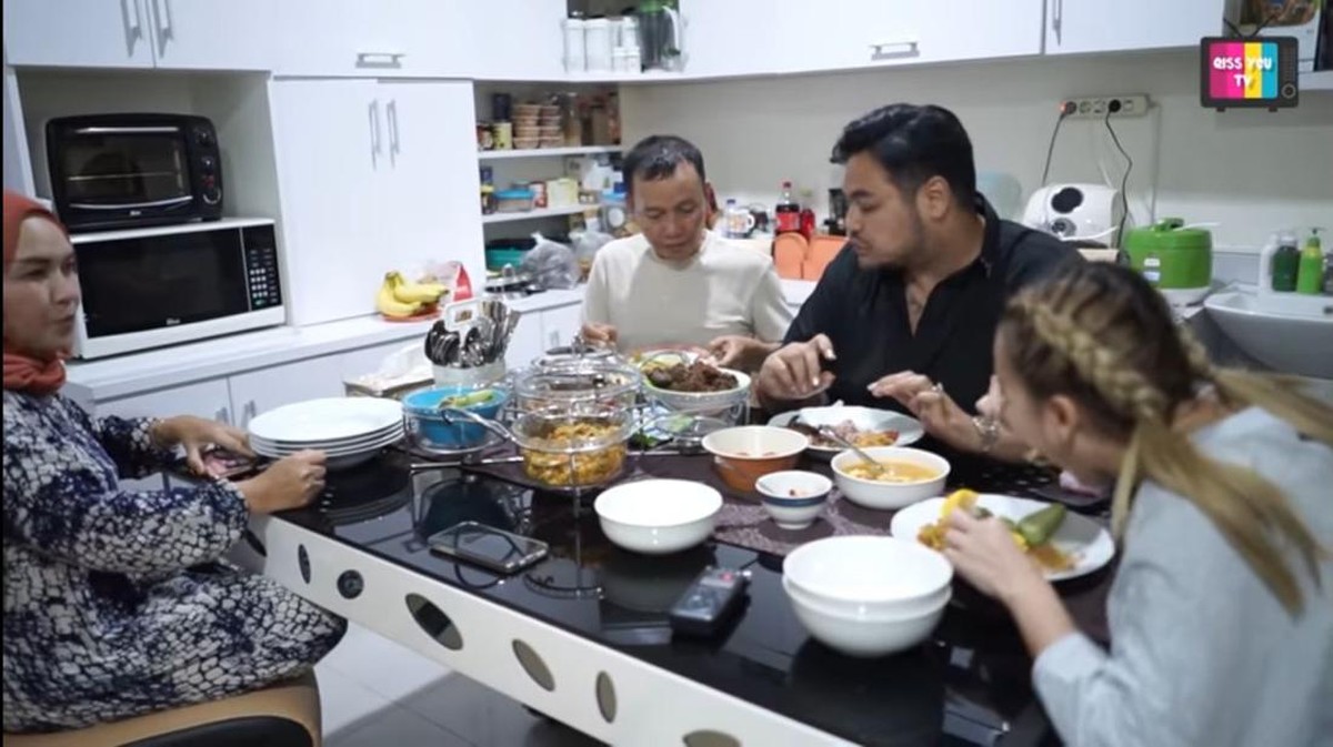 Ivan Gunawan datangi rumah Ayu Ting Ting makan bareng Ayah Rojak dan Umi Kalsum dipanggil calon mantu&period; Yuk intip momennya&excl;