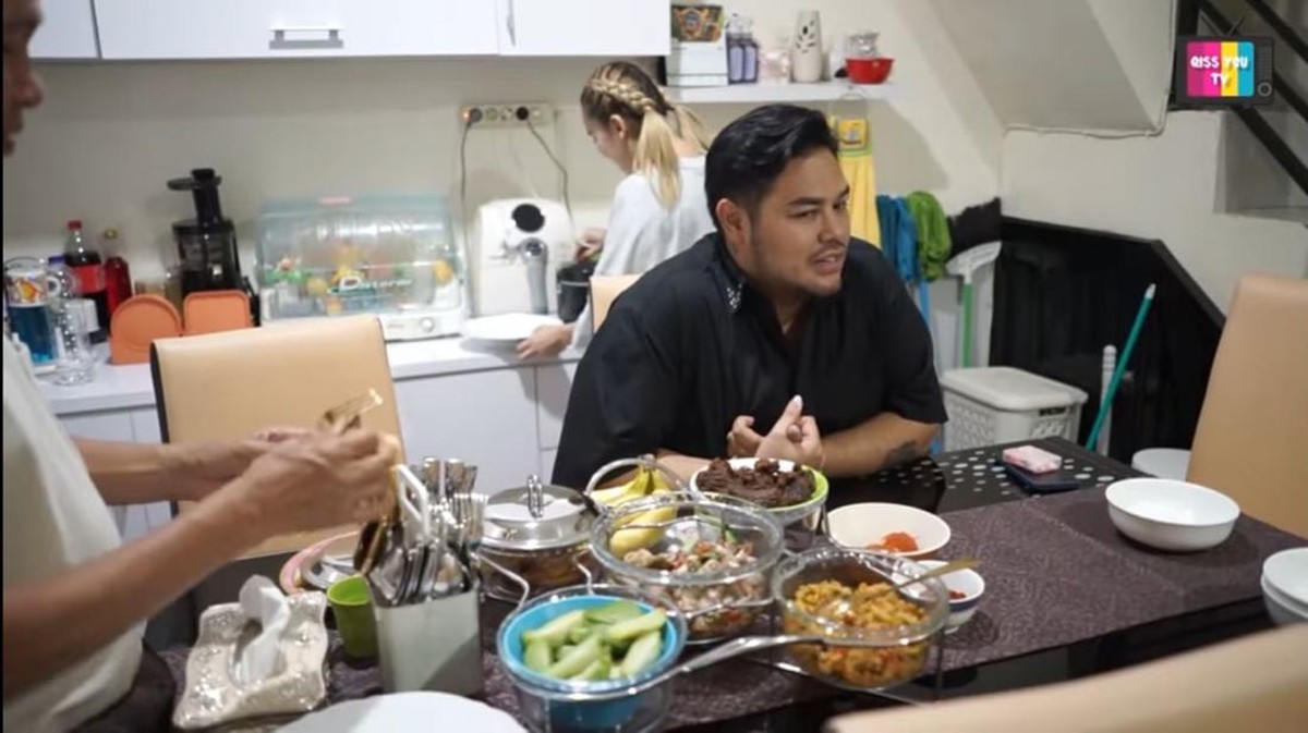 Ivan Gunawan datangi rumah Ayu Ting Ting makan bareng Ayah Rojak dan Umi Kalsum dipanggil calon mantu&period; Yuk intip momennya&excl;