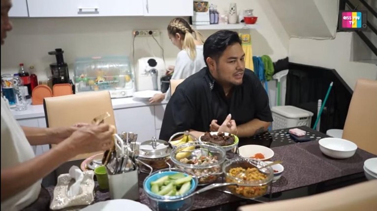 7 Potret Ivan Gunawan Makan Bareng Ayah Rojak Ivan Gunawan datangi rumah Ayu Ting Ting makan bareng Ayah Rojak dan Umi Kalsum dipanggil calon mantu. Yuk intip momennya!