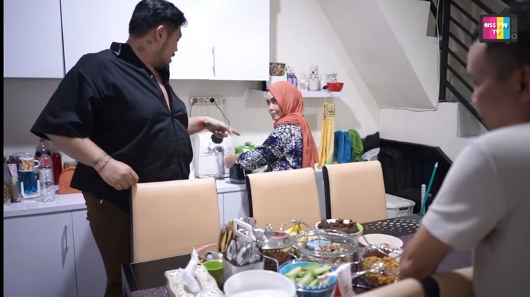Ivan Gunawan datangi rumah Ayu Ting Ting makan bareng Ayah Rojak dan Umi Kalsum dipanggil calon mantu. Yuk intip momennya!