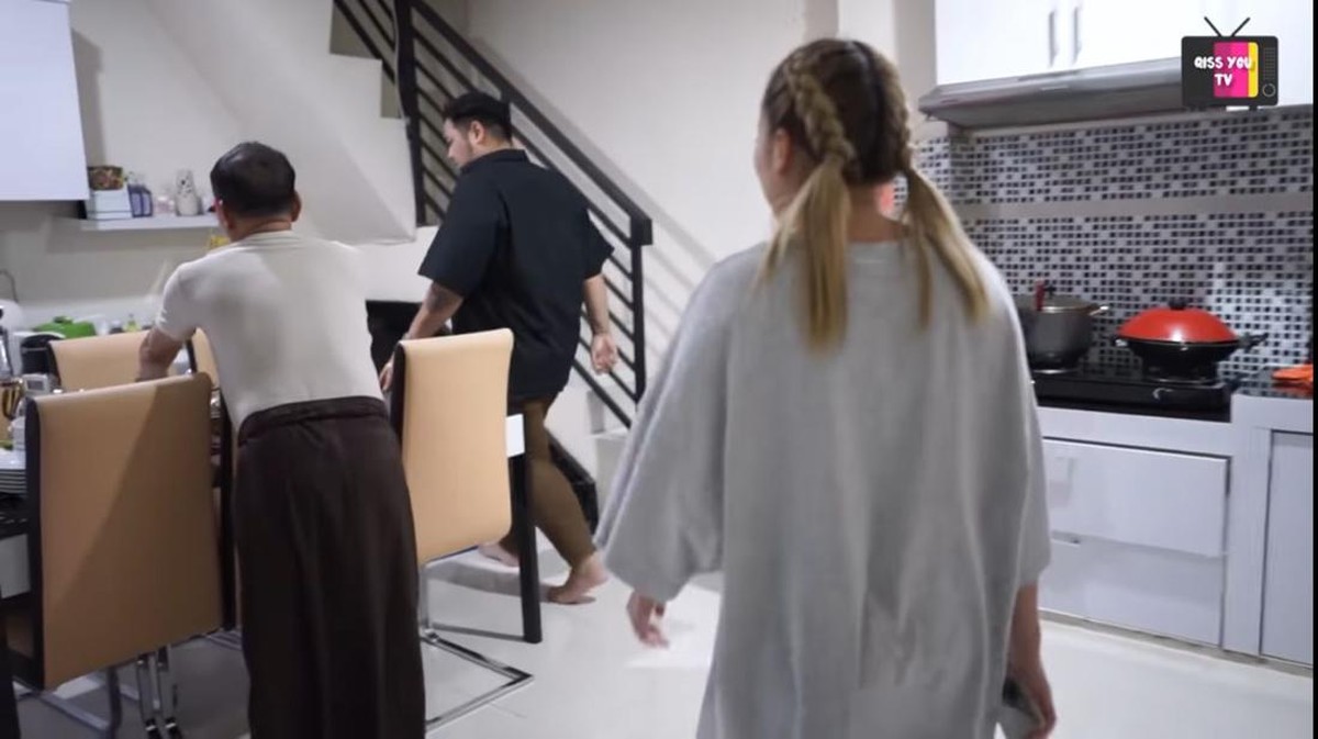 Ivan Gunawan datangi rumah Ayu Ting Ting makan bareng Ayah Rojak dan Umi Kalsum dipanggil calon mantu&period; Yuk intip momennya&excl;