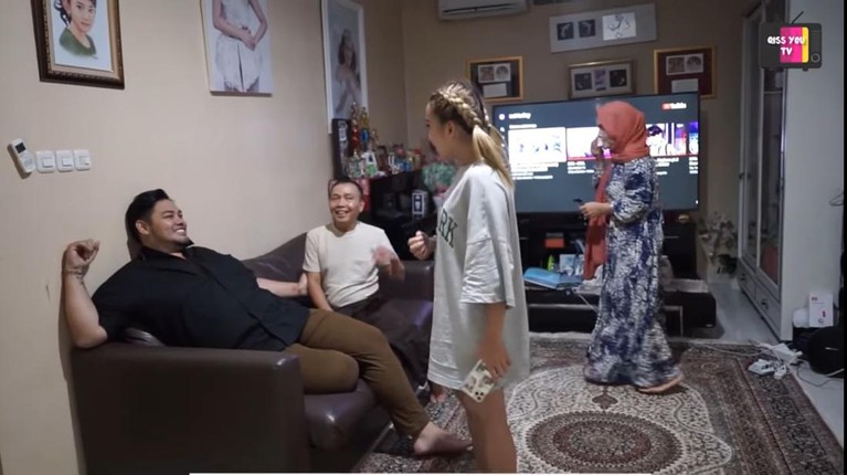 7 Potret Ivan Gunawan Makan Bareng Ayah Rojak Ivan Gunawan datangi rumah Ayu Ting Ting makan bareng Ayah Rojak dan Umi Kalsum dipanggil calon mantu. Yuk intip momennya!