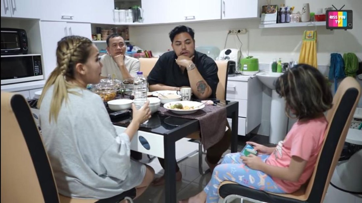Ivan Gunawan datangi rumah Ayu Ting Ting makan bareng Ayah Rojak dan Umi Kalsum dipanggil calon mantu&period; Yuk intip momennya&excl;