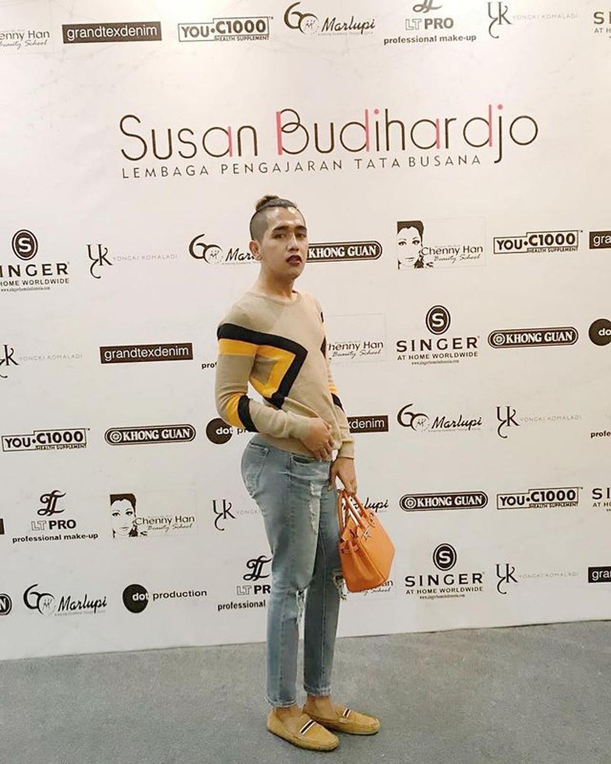 Baru-baru ini media sosial dihebohkan dengan mantan kekasih Kim Hawt yang menyeret nama Reza Rahadian&period; Yuk intip potretnya&excl;