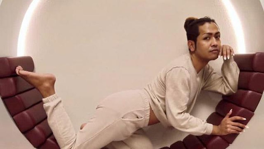 Baru-baru ini media sosial dihebohkan dengan mantan kekasih Kim Hawt yang menyeret nama Reza Rahadian. Yuk intip potretnya!
