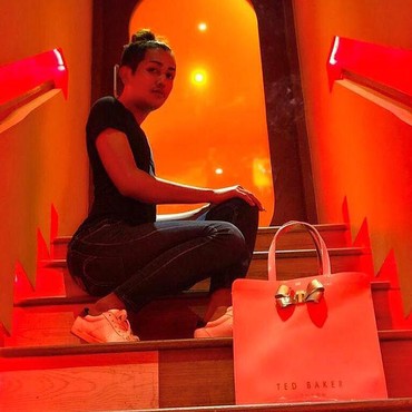 Cerita Kim Hawt Dipeluk Pacar Aktor di Bioskop