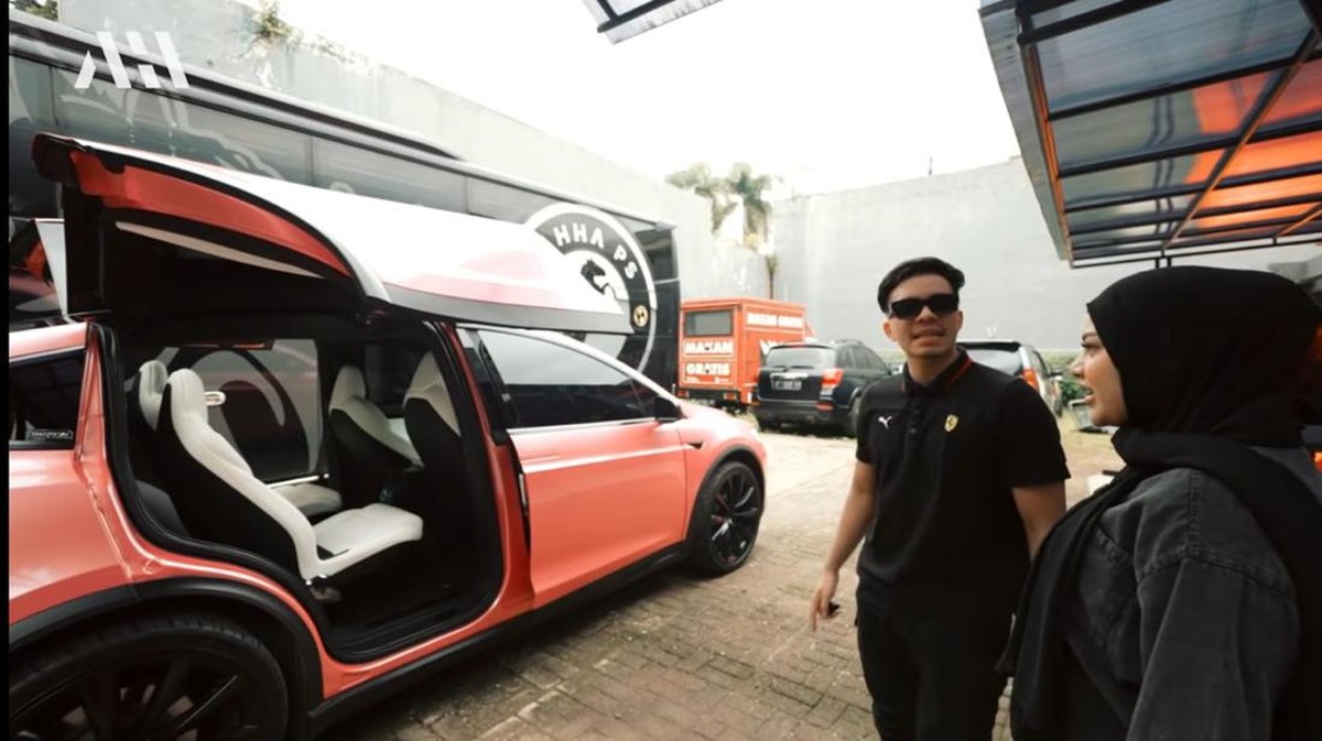 Atta Halilintar dan Aurel Hermansyah telah mempersiapkan satu unit mobil Tesla yang telah dimodif untuk baby AH&period; Yuk intip&excl;