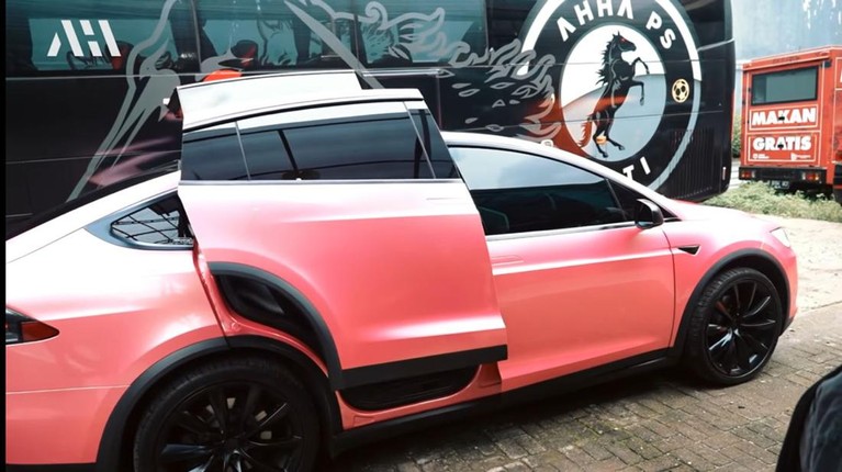 7 Potret Mobil Tesla Pink Kado Spesial Atta & Aurel Sambut Baby AH - Foto 1