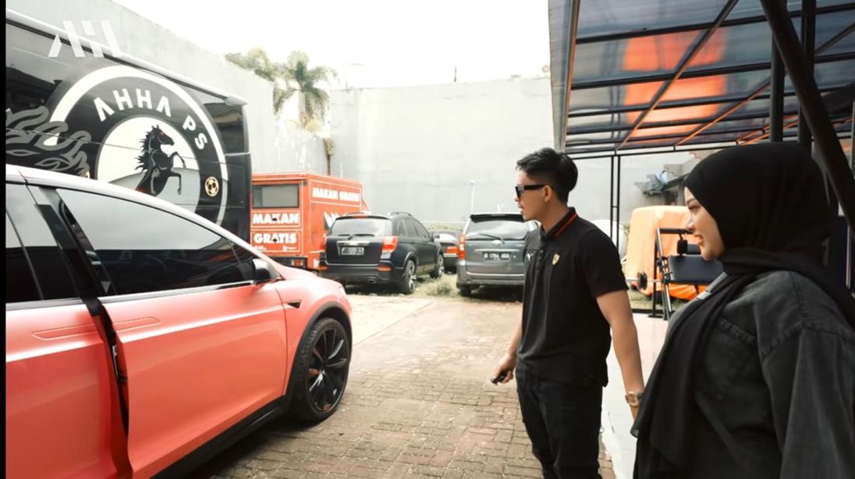Atta Halilintar dan Aurel Hermansyah telah mempersiapkan satu unit mobil Tesla yang telah dimodif untuk baby AH&period; Yuk intip&excl;