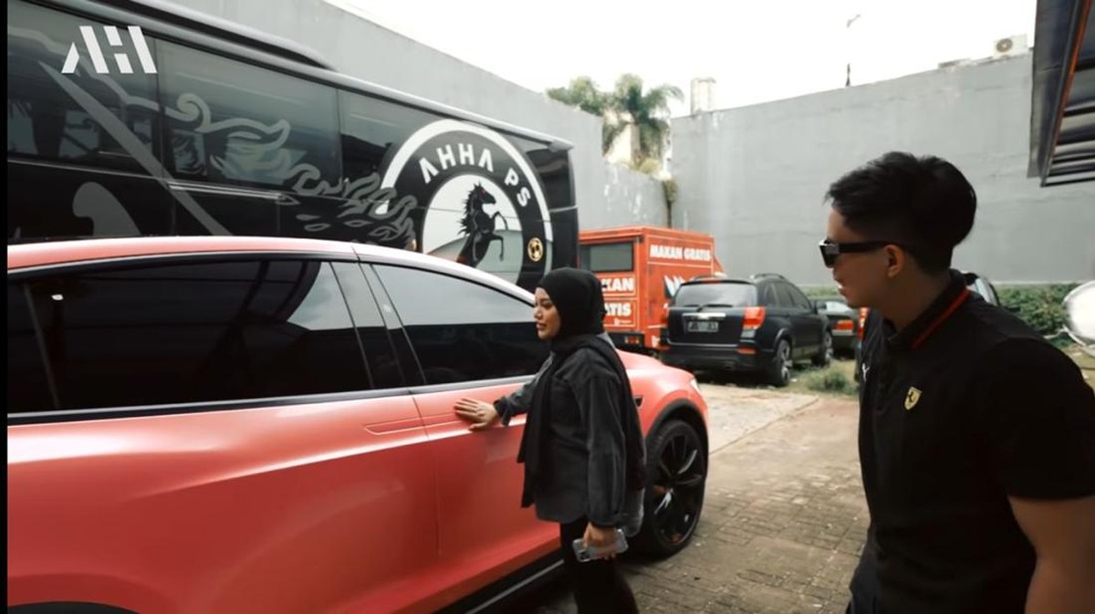 Atta Halilintar dan Aurel Hermansyah telah mempersiapkan satu unit mobil Tesla yang telah dimodif untuk baby AH&period; Yuk intip&excl;