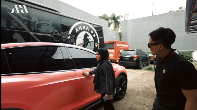 Atta Halilintar dan Aurel Hermansyah telah mempersiapkan satu unit mobil Tesla yang telah dimodif untuk baby AH. Yuk intip!