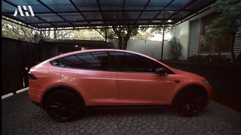 Atta Halilintar dan Aurel Hermansyah telah mempersiapkan satu unit mobil Tesla yang telah dimodif untuk baby AH. Yuk intip!