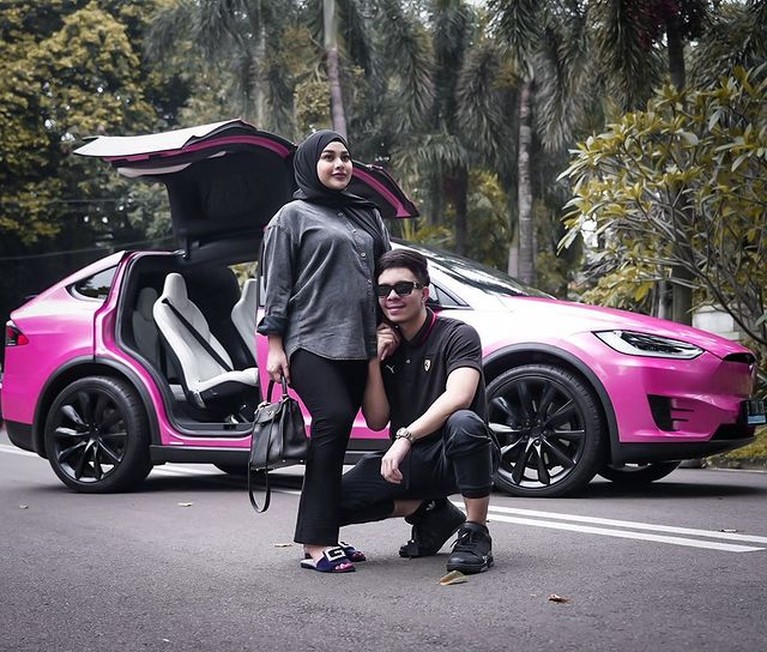 7 Potret Mobil Tesla Pink Baby AH Atta Halilintar dan Aurel Hermansyah telah mempersiapkan satu unit mobil Tesla yang telah dimodif untuk baby AH. Yuk intip!