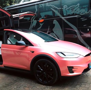 7 Potret Mobil Tesla Pink Kado Spesial Atta & Aurel Sambut Baby AH