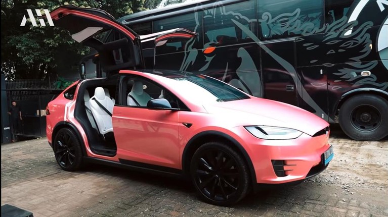 7 Potret Mobil Tesla Pink Kado Spesial Atta & Aurel Sambut Baby AH - Foto 1