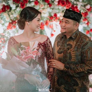 Eks Pramugari Cantik Dinikahi Pilot 46 Tahun, Sering Dikira Bapak & Anak