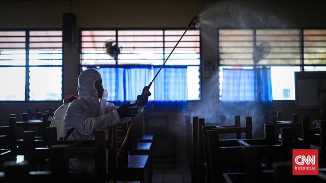 Jumlah itu berkurang dari sebelumnya yang mana ada 706 sekolah ditutup imbas terjadi penularan virus corona.