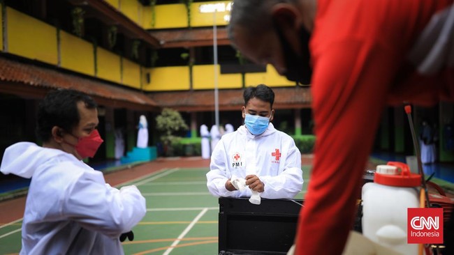 Dari 90 sekolah itu ditemukan 135 orang terpapar virus corona. Rinciannya, 120 siswa, 9 guru, dan 6 orang lainnya tenaga pendidik.