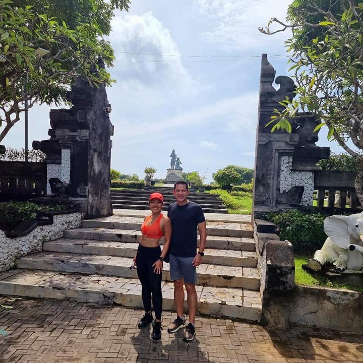 <p>Selain <em>touring</em> naik motor berdua. Ari Wibowo dan Inge Anugrah juga menghabiskan waktu berkualitas mereka dengan kegiatan produktif seperti olahraga. Kalau melihat ini, keduanya seperti pasangan muda-mudi ya, Bunda?  (Foto: Instagram @inge_anugrah)</p>