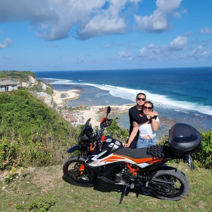<p>Walau demikian, Ari Wibowo dan Inge Anugrah punya cara sendiri untuk melakukan <em>quality time</em> berdua. Salah satunya dengan<em> touring</em>, naik motor berdua seperti ini, Bun.  (Foto: Instagram @inge_anugrah)</p>