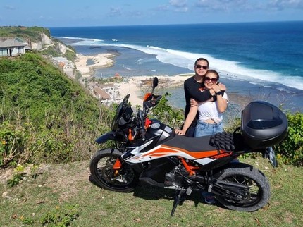 7 Potret Kebersamaan Ari Wibowo & Istri, Kompak & Mesra bak Anak Muda