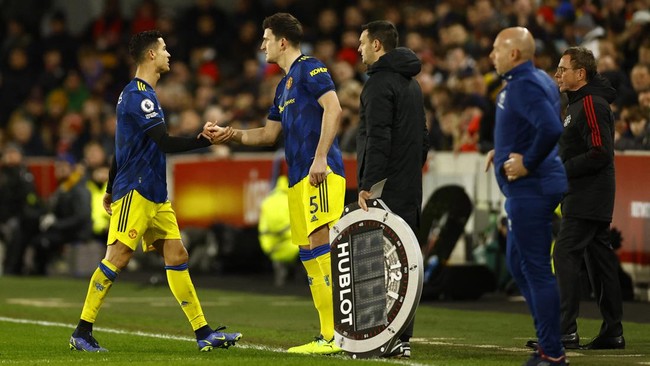 Bek Harry Maguire membantah rebutan ban kapten Manchester United dengan megabintang Cristiano Ronaldo.
