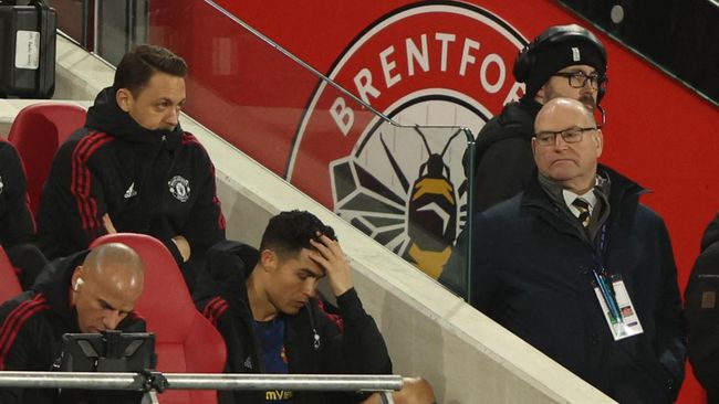 Cristiano Ronaldo tertangkap kamera ngambek ketika ditarik keluar pada pertengahan babak kedua laga Brentford vs Manchester United.