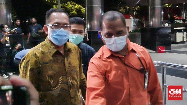 Hakim Pengadilan Negeri (PN) Surabaya, Itong Isnaeni Hidayat membantah mengurus perkara dengan menerima suap seperti yang diungkap KPK.