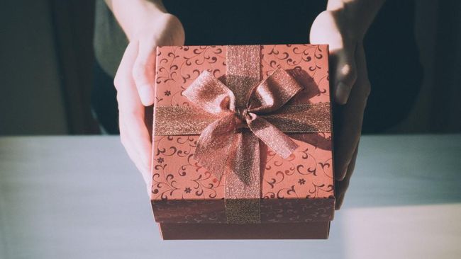 5 Tanda Orang dengan Love Language Receiving Gifts